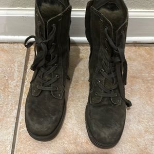 Nice suede boots with faux fur inside on tongue.